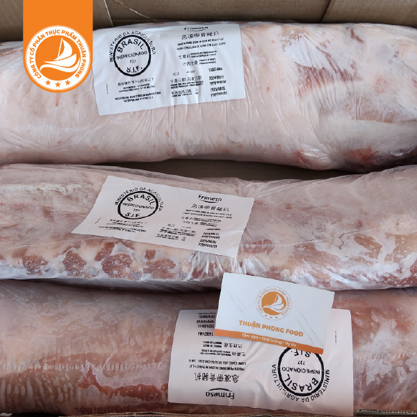 Cốt lết heo Brazil – Thùng ~25kg 2 Cốt lết heo Brazil đông lạnh nguyên thùng 25kg – thịt nạc chắc, phù hợp chế biến nhà hàng