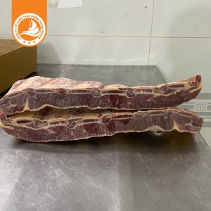 Sườn bò 5 xương là phần sườn được cắt từ khu vực gần bụng bò, có tỷ lệ thịt và xương cân đối, xen kẽ các đường gân và vân mỡ tạo độ ngọt và béo tự nhiên.