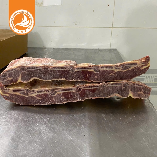 Sườn bò 5 xương – Thùng 20kg 1 Sườn bò 5 xương là phần sườn được cắt từ khu vực gần bụng bò, có tỷ lệ thịt và xương cân đối, xen kẽ các đường gân và vân mỡ tạo độ ngọt và béo tự nhiên.
