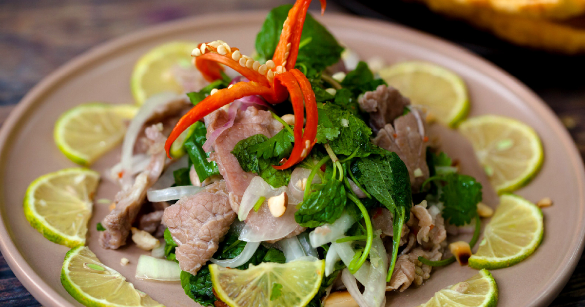 Mâm tiệc thịt bò 3 món – Gỏi bắp bò bóp thấu, Bò kho, Lẩu bò nhúng giấm 4 Gỏi bắp bò bóp thấu giòn sần sật – món khai vị lý tưởng cho mâm tiệc thịt bò.