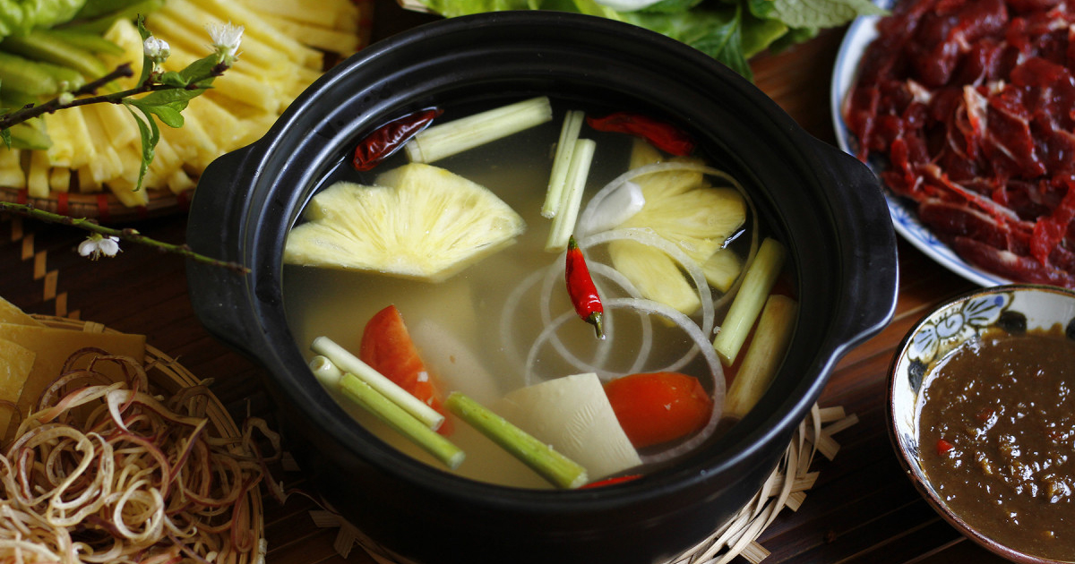 Mâm tiệc thịt bò 3 món – Gỏi bắp bò bóp thấu, Bò kho, Lẩu bò nhúng giấm 6 Lẩu bò nhúng giấm – thịt bò mềm ngọt, nước lẩu chua thanh, rau tươi mát.