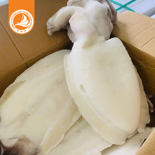 Mực nang làm sạch 300/500g - Thùng 10kg 3 Mực nang làm sạch 300/500g là loại mực đã được sơ chế kỹ lưỡng, bỏ túi mực và nội tạng, giữ lại phần thân trắng, dày và tươi ngon.